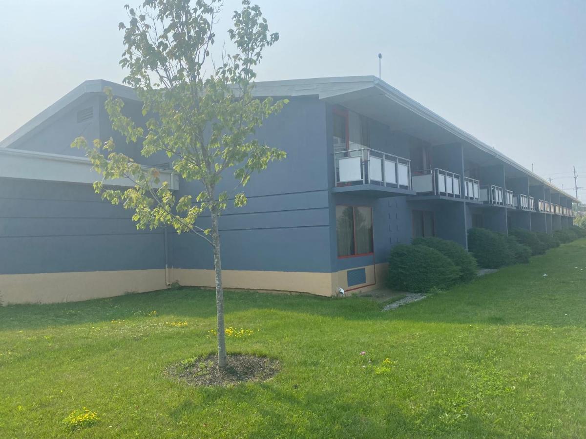 Suburban Studios Buffalo Airport Cheektowaga Exterior photo